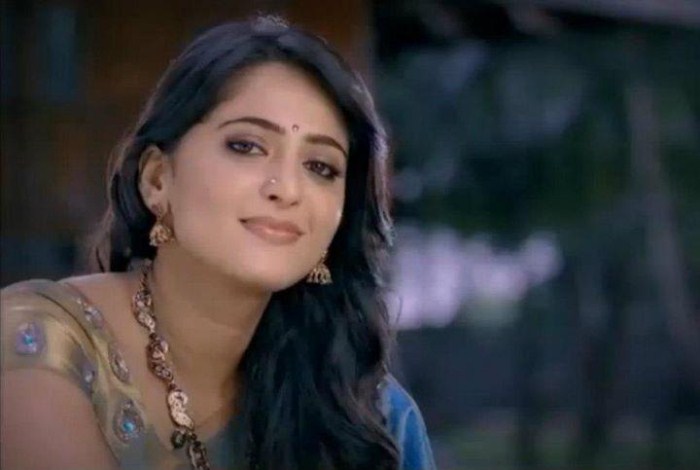 anushka at chennai silks actress pics